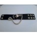 Brede leren armband, metalen skelethand aan handboeiketting. zwart