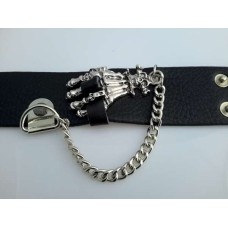 Brede leren armband, metalen skelethand aan handboeiketting. zwart