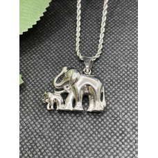 Zilverkleurige Olifant met ketting en baby olifantje