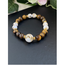 Natuursteen met grote steen en rvs spacers Natuursteen met grote steen en rvs spacers