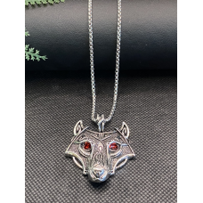 Zilverkleurige wolfkop met ketting en Zirconia rode ogen Zilverkleurige wolfkop met ketting en Zirconia rode ogen