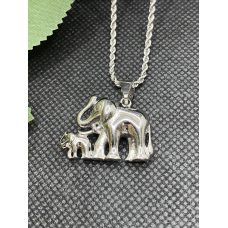 Zilverkleurige Olifant met ketting en baby olifantje Zilverkleurige Olifant met ketting en baby olifantje
